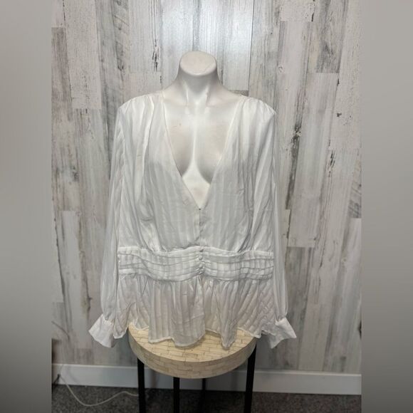 White blouse - Picture 1 of 5